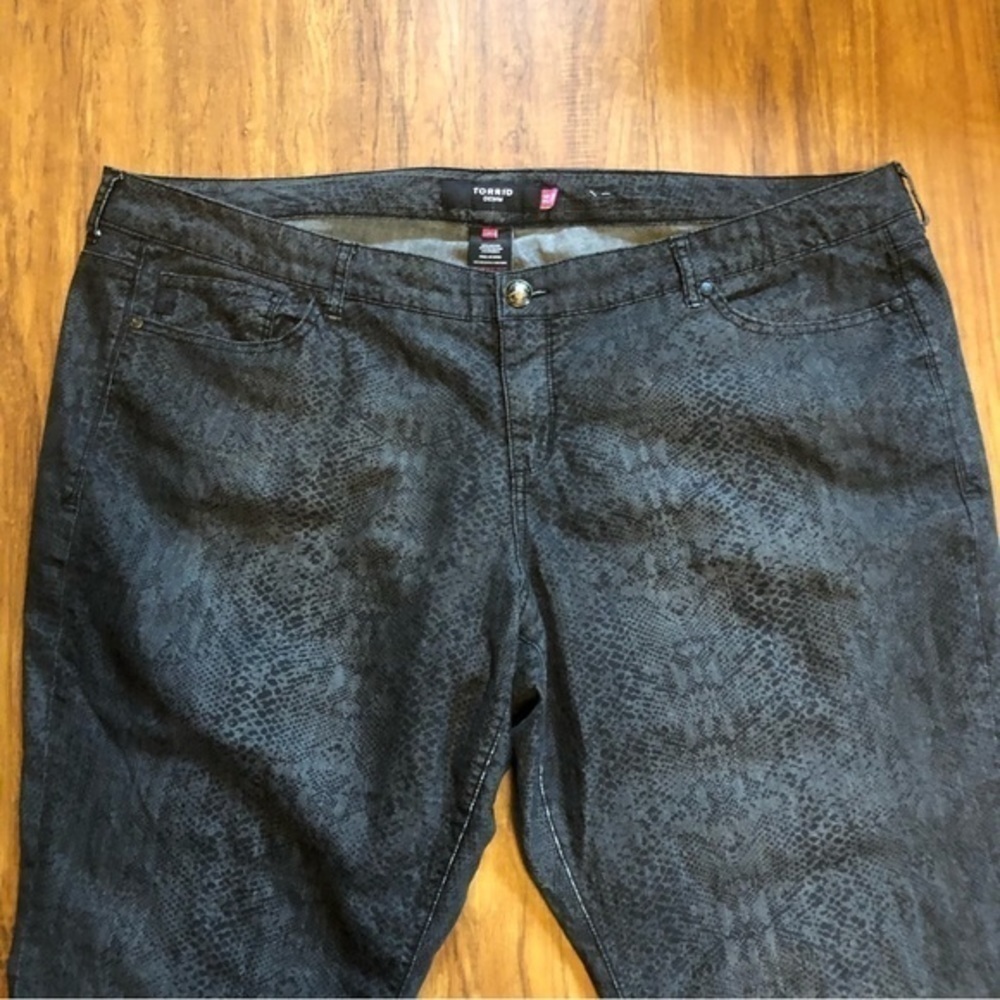 Torrid snake print jeans 26 black very good condition - Picture 2 of 6